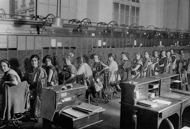 Téléphonistes au central Gutenberg dans les années 1920 (Orange / DGCI)