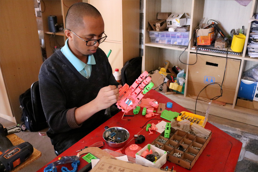 jeune homme fabriquant une main bionique