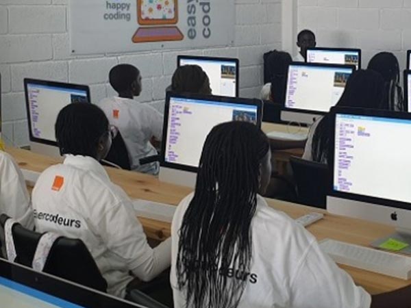 En afrique une classe étudie le code