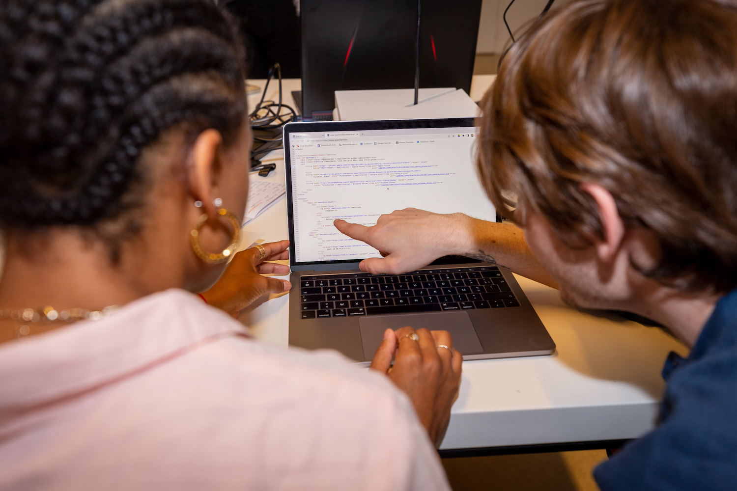 Un homme et une femme sont devant un ordinateur 