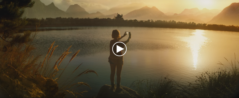 façade vidéon jeune femme photographie coucher de soleil, picto play