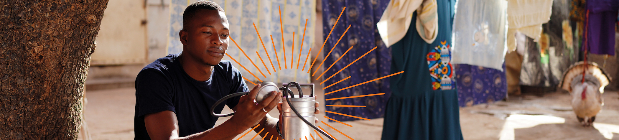 Un homme dehors tenant une machine dans les mains