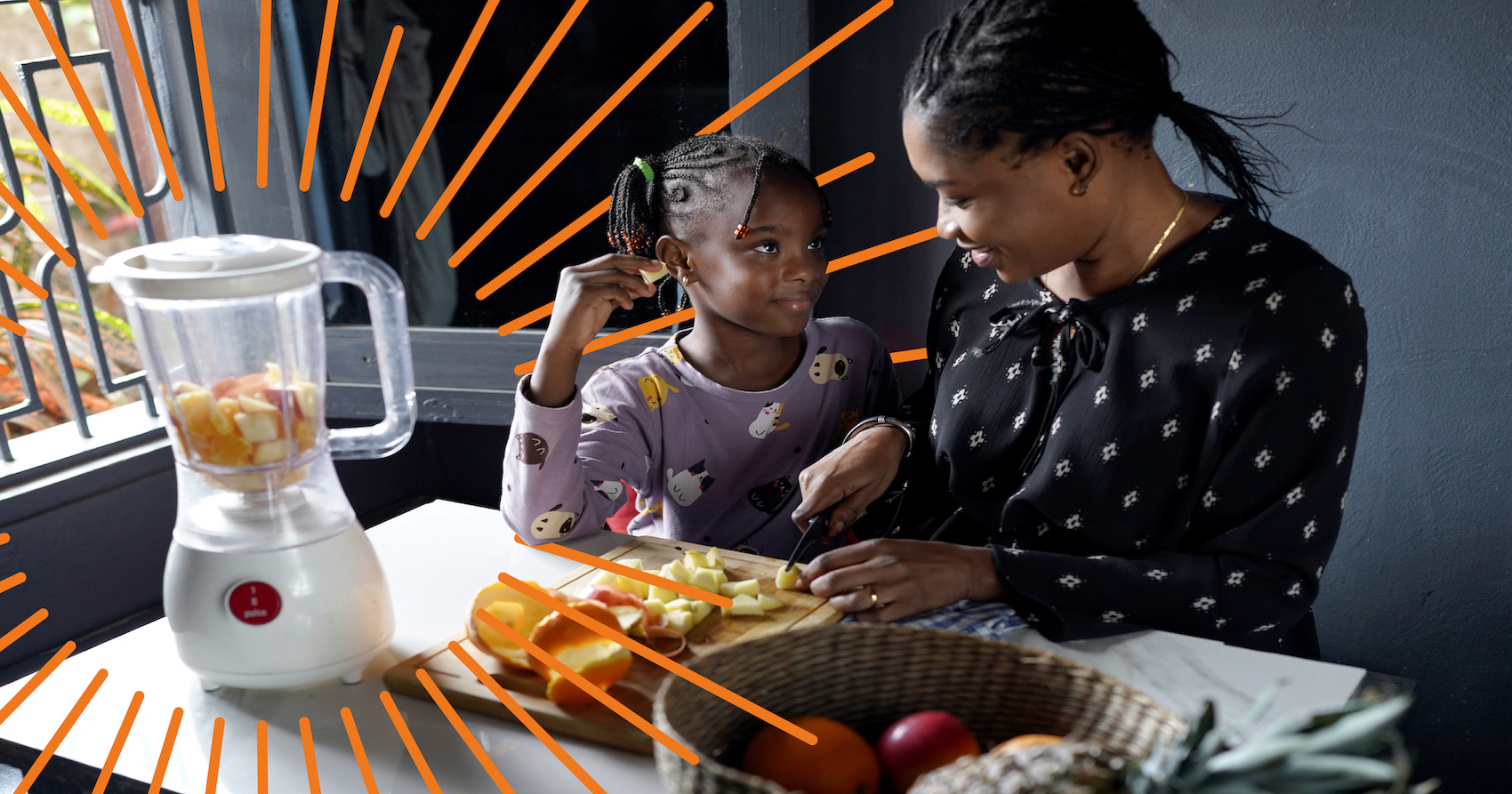 Une fille et sa mère sont en train de cuisiner dans leur cuisine