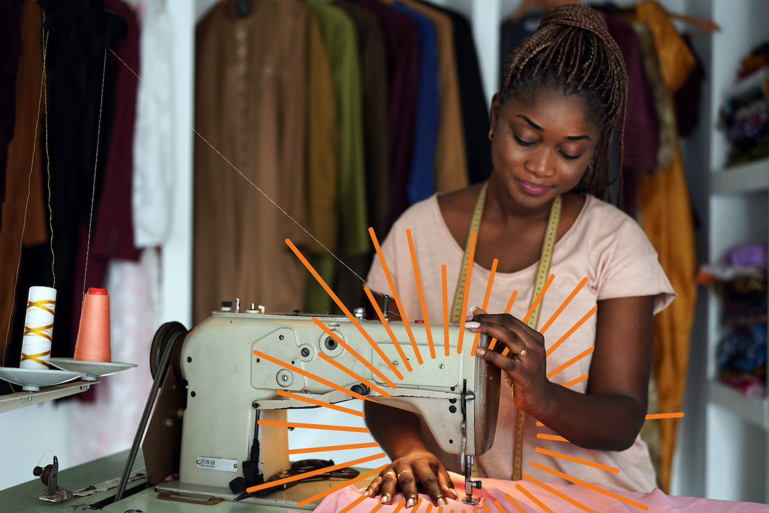 Photo d'une femme en train de coudre avec une machine