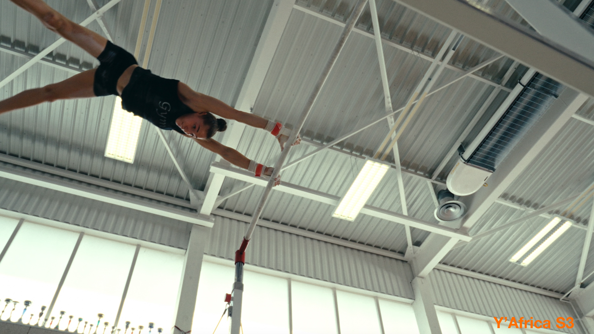 Photo d'une gymnaste en train de faire de la gym