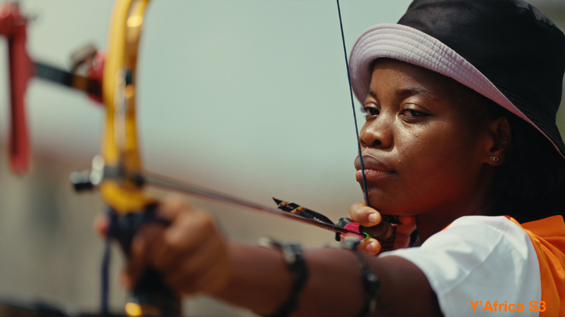 Photo d'une femme qui fait du tir à l'arc