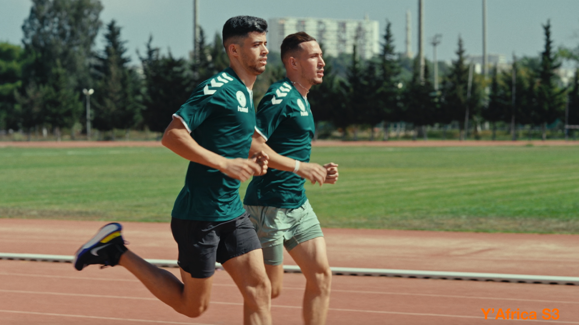 Photo de deux hommes en train de courir 