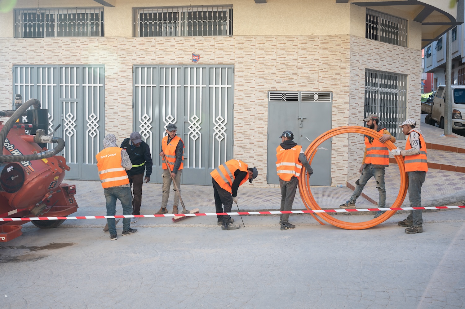 Photo d'un groupe de technicien en train d'installer la fibre