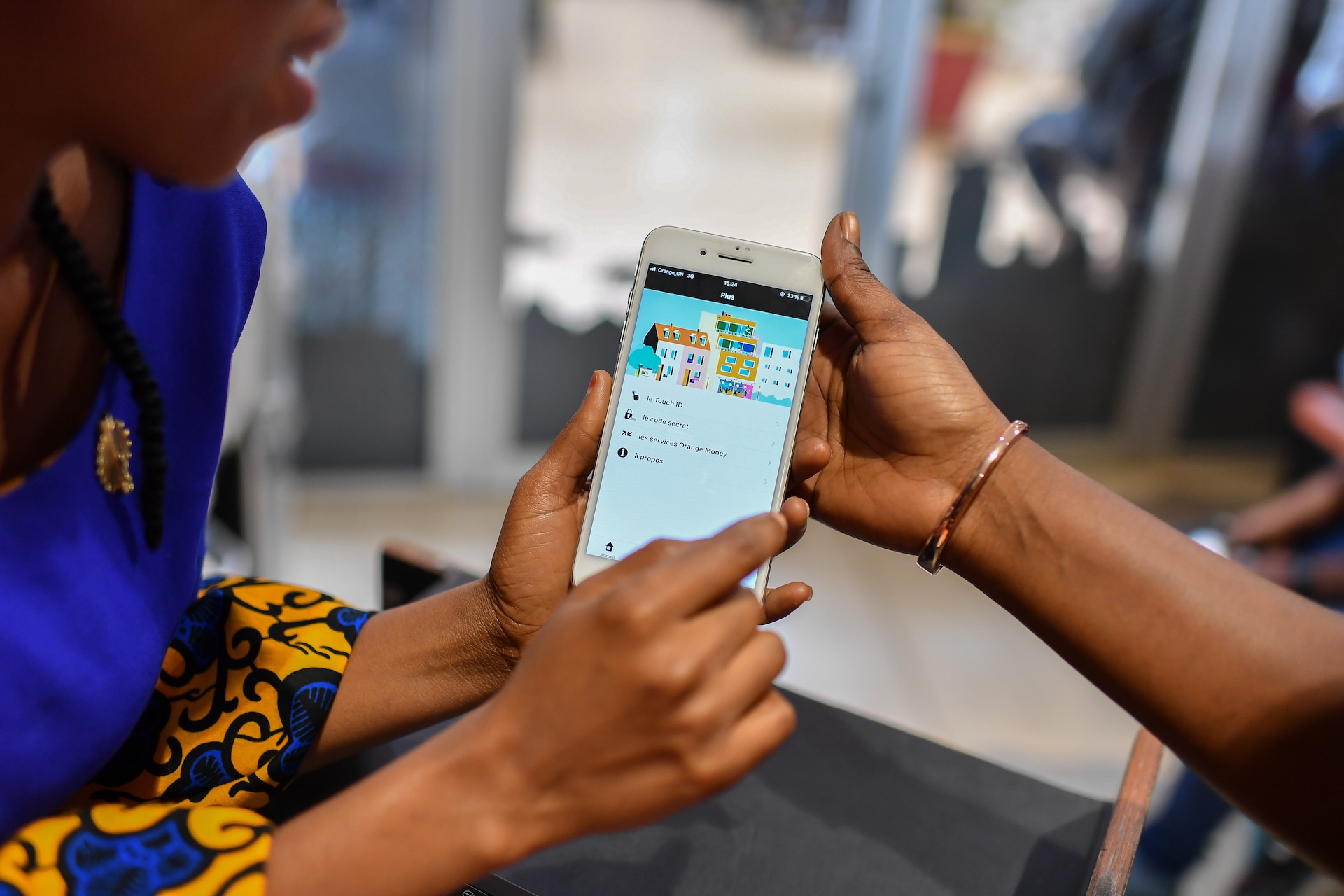 Photo de deux personnes tenant un téléphone