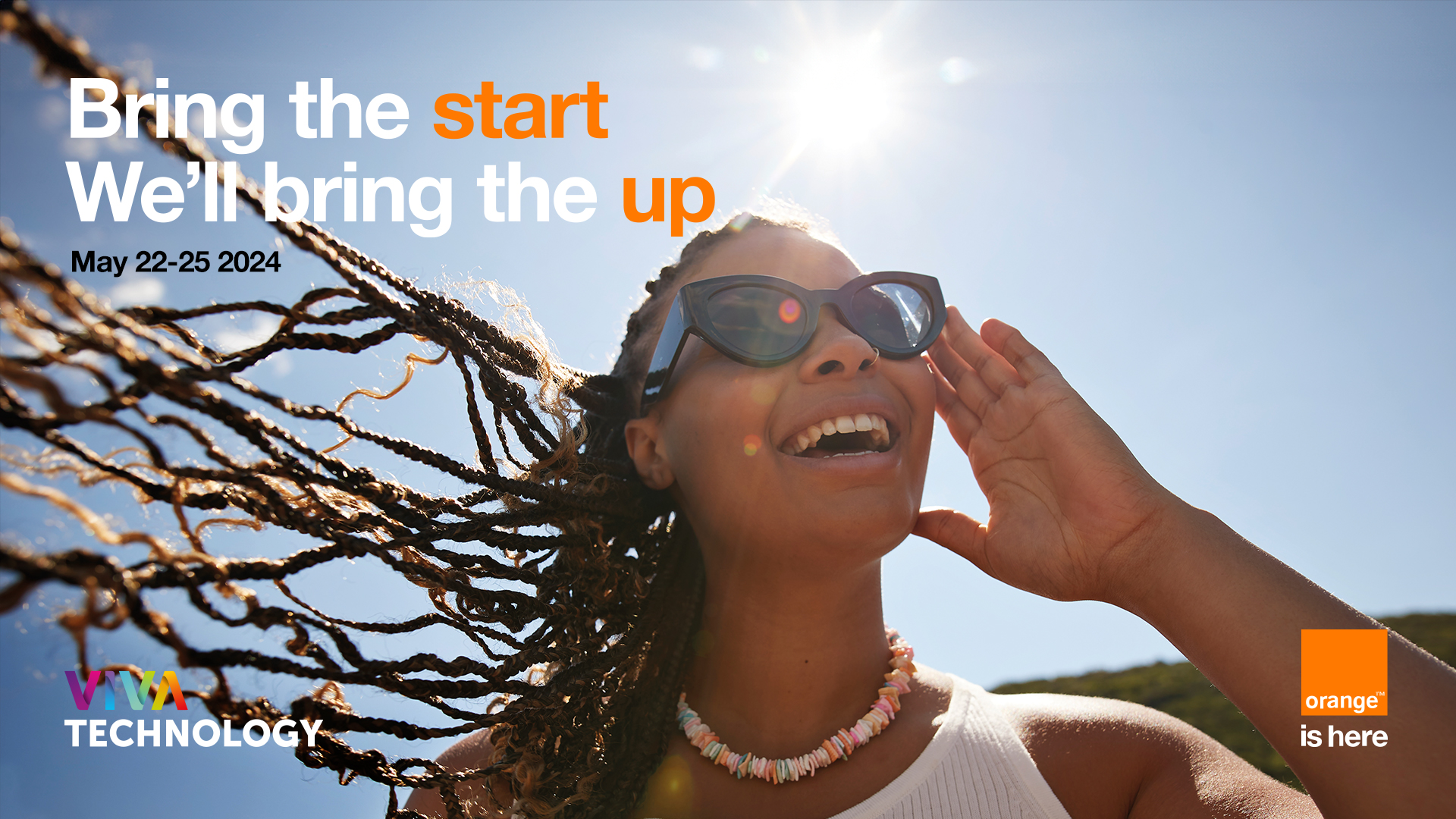 Jeune femme face au soleil cheveux au vent en illustration de VivaTech Orange