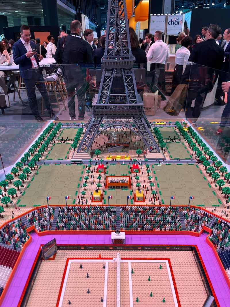 maquette LEGO stand orange VivaTech