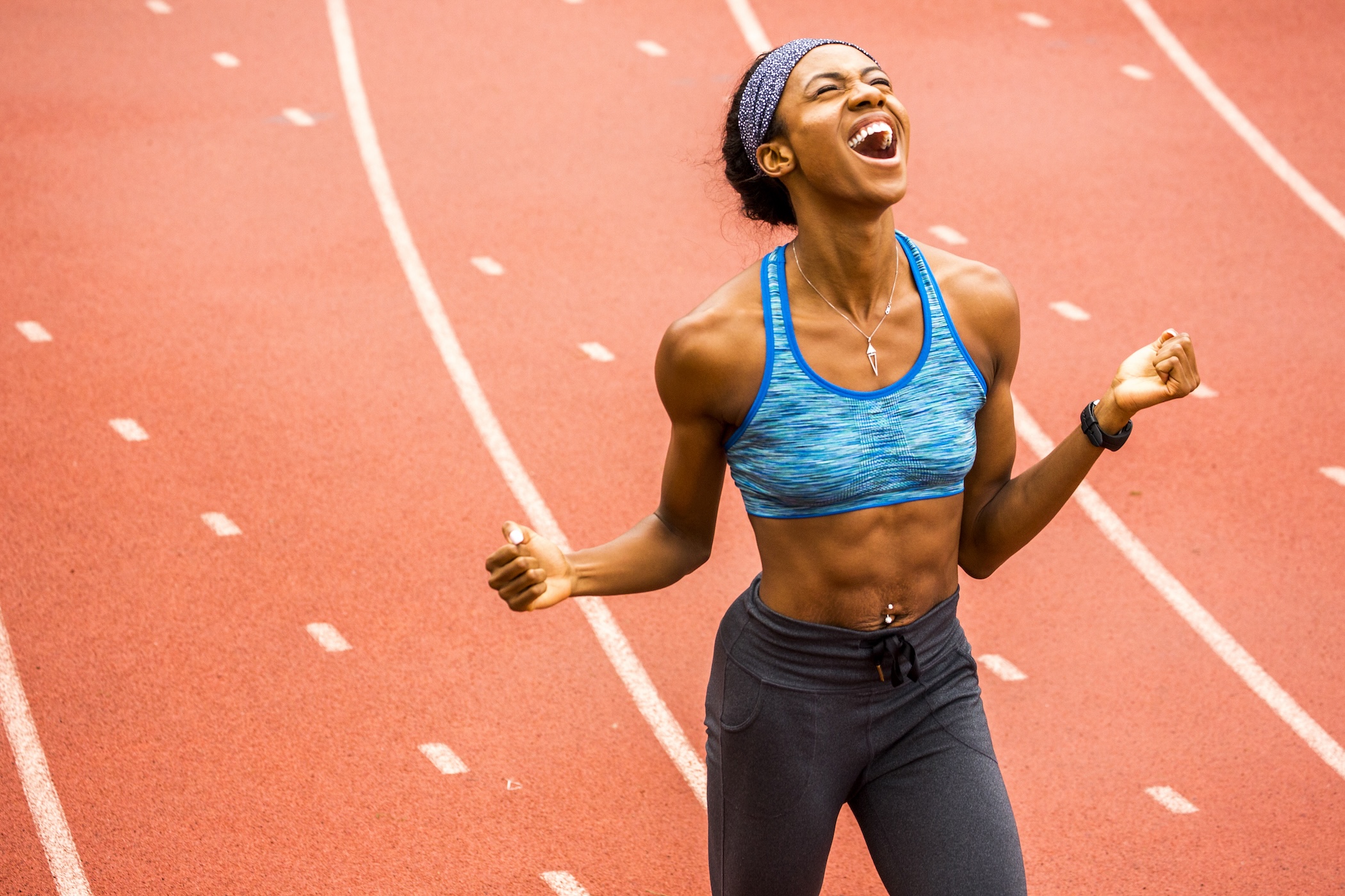femme victorieuse sur un stade d'athlétisme
