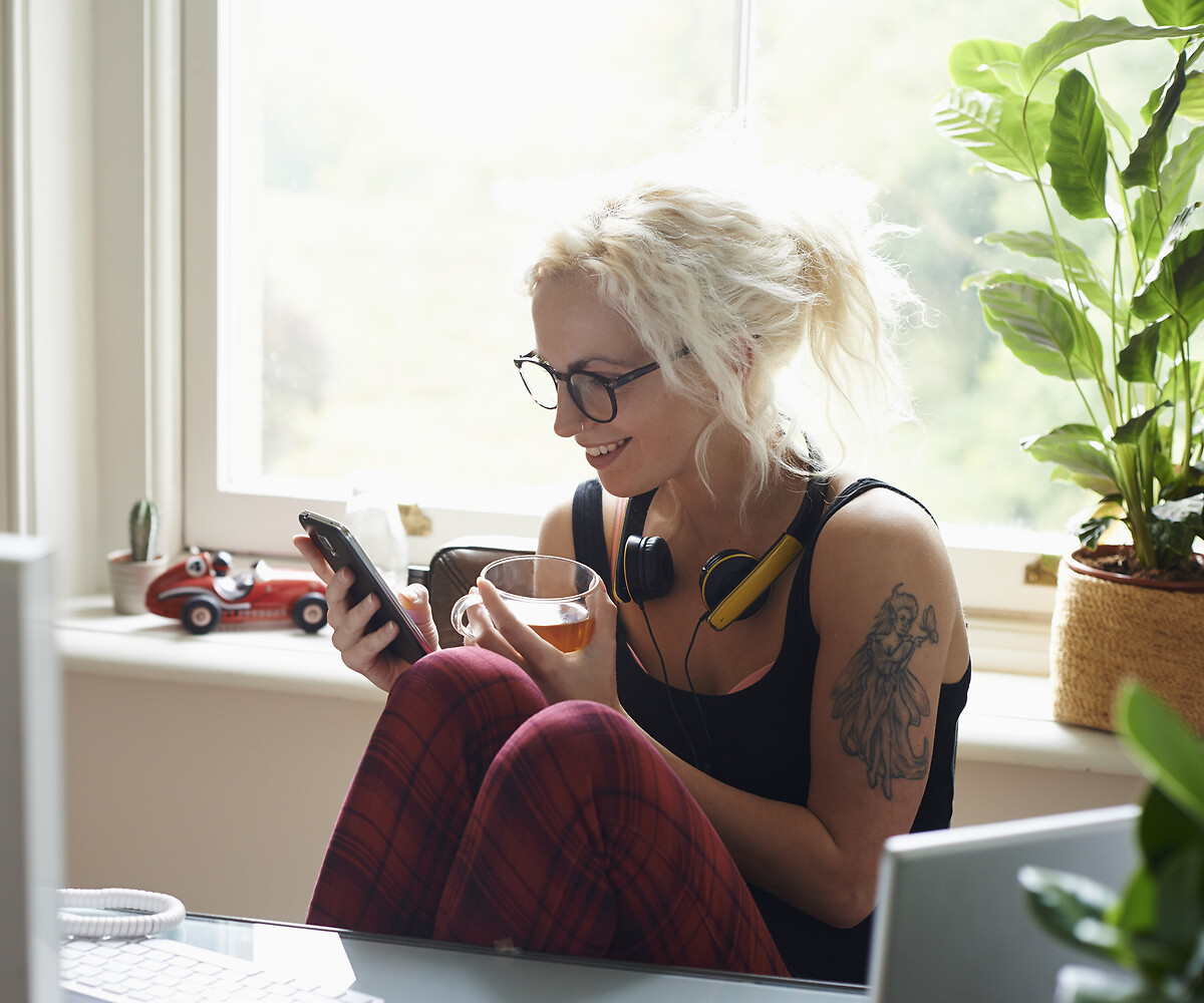 Photo d'une femme tenant son téléphone