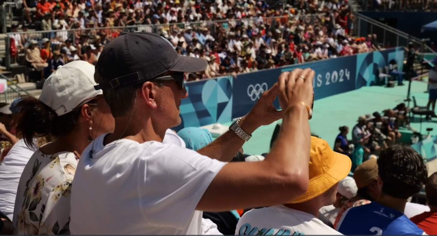 Homme prenant en photo avec son smartphone un stade de Paris 2024