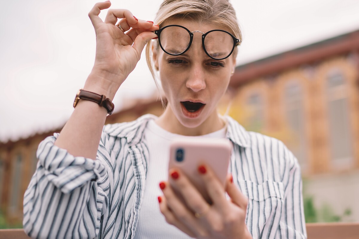 Femme étonnée, surprise devant son téléphone