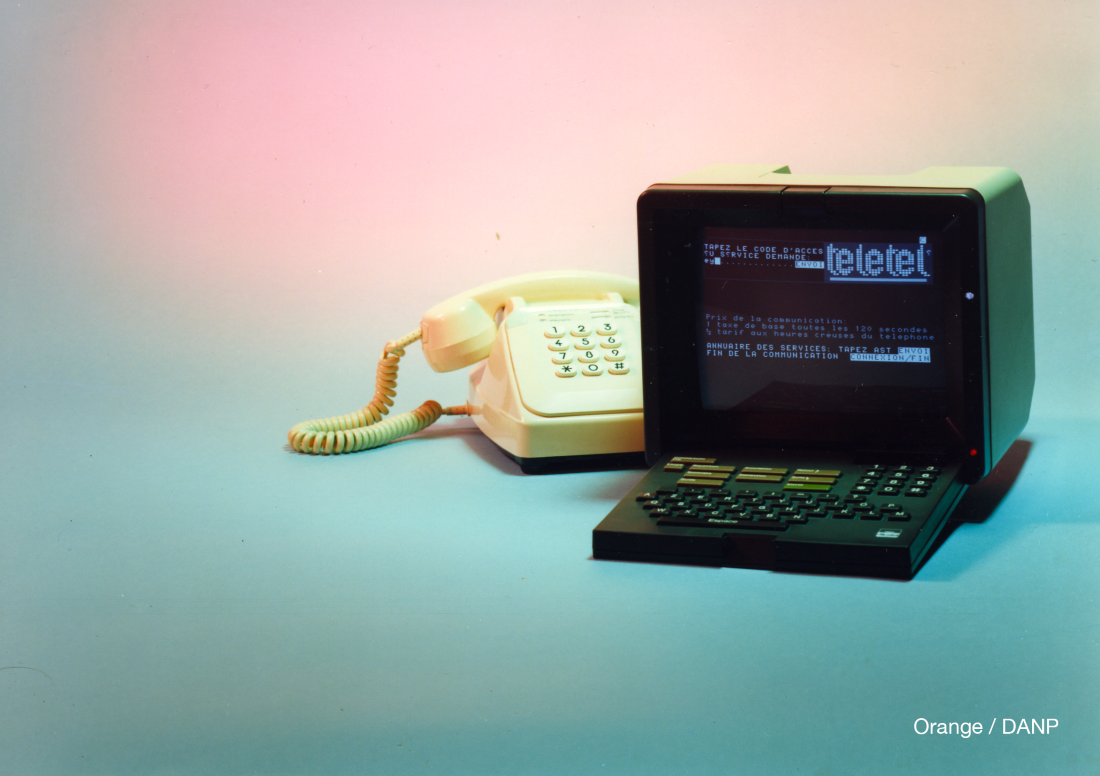 Photo d'un minitel et d'un téléphone fixe