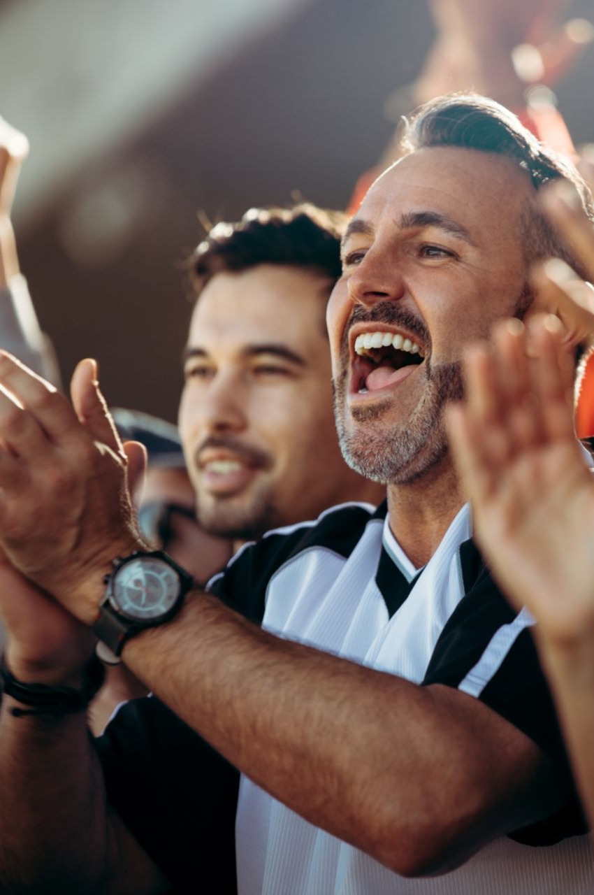 Photo d'un homme dans une foule en train d'applaudir et de crier