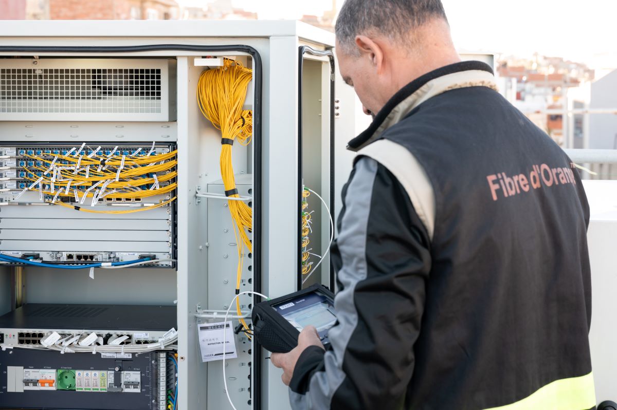 Un technicien Orange installe la fibre