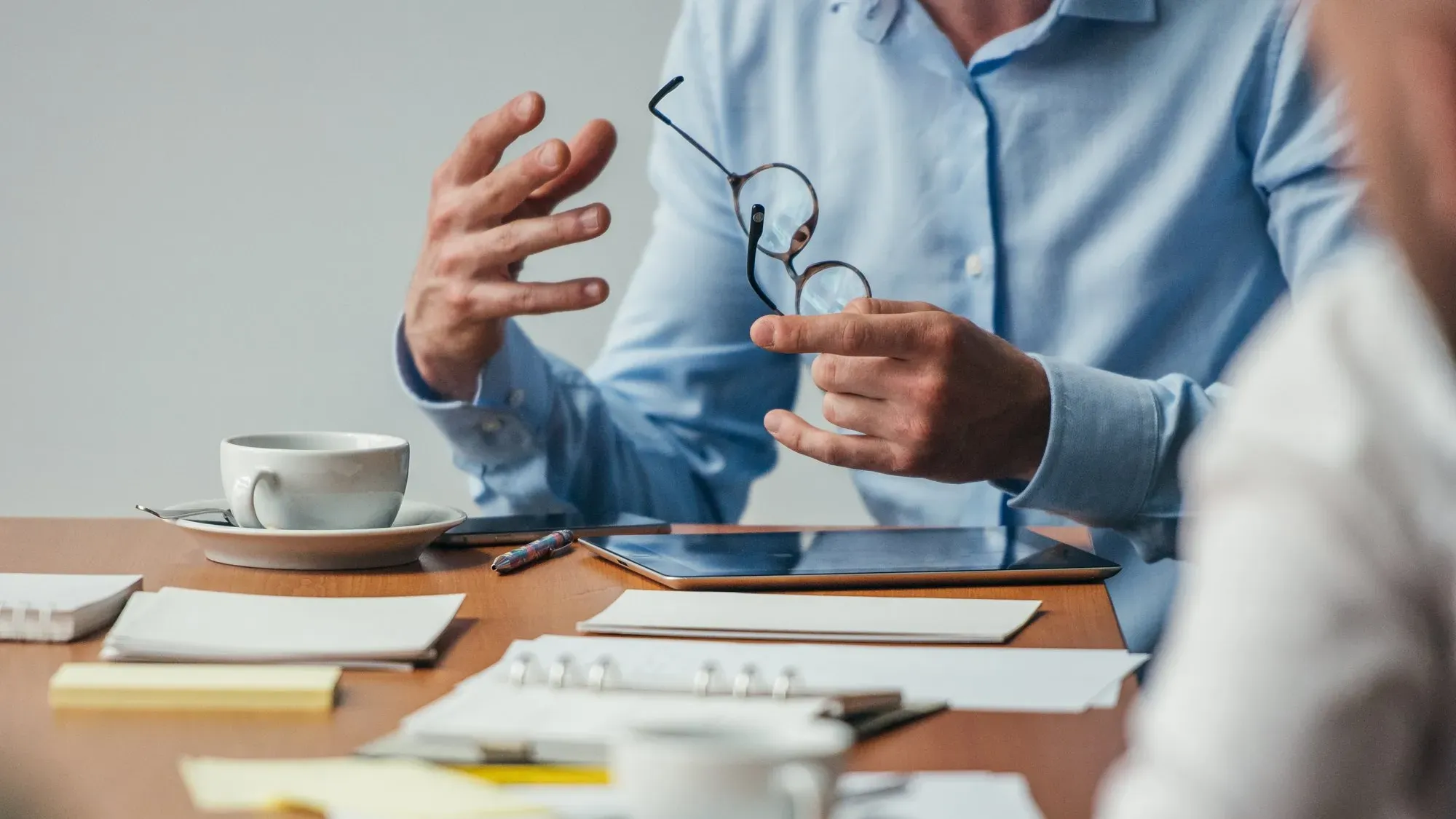 Gros plan sur les mains d'un homme et d'une femme en réunion