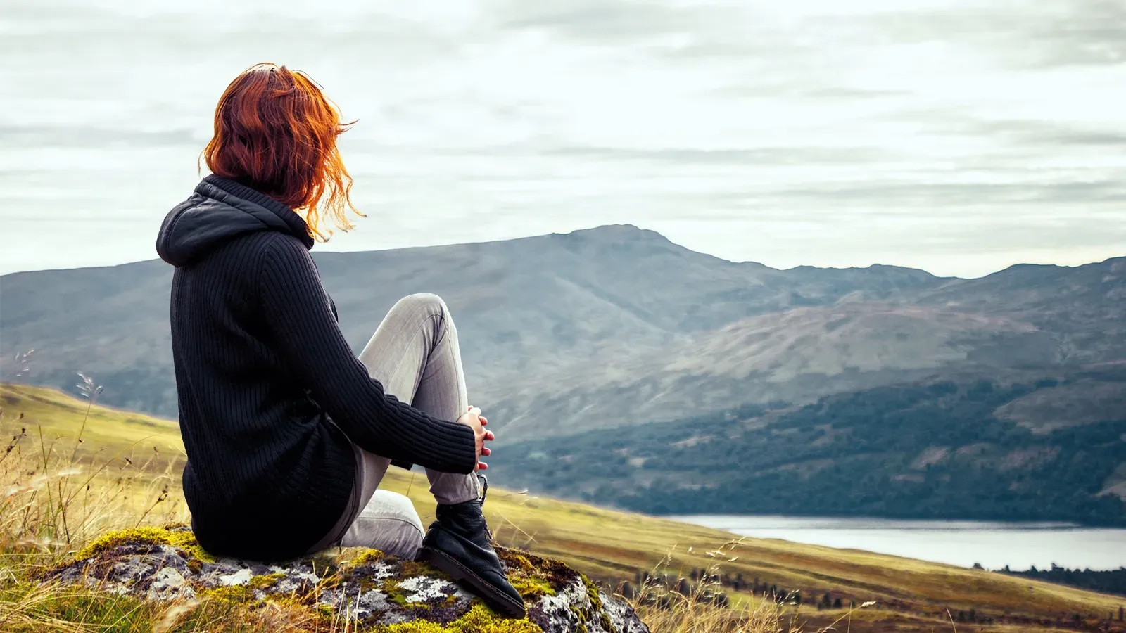 jeune femme nature montagne regard horizon
