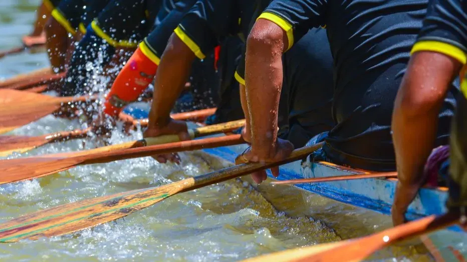 Equite de kitesurf sur l'eau