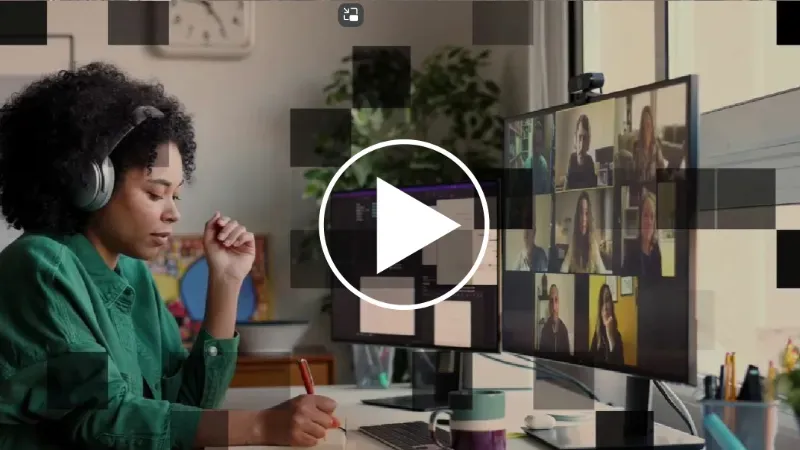 jeune femme en télétravail devant ses écrans (accès au film Orange Business)