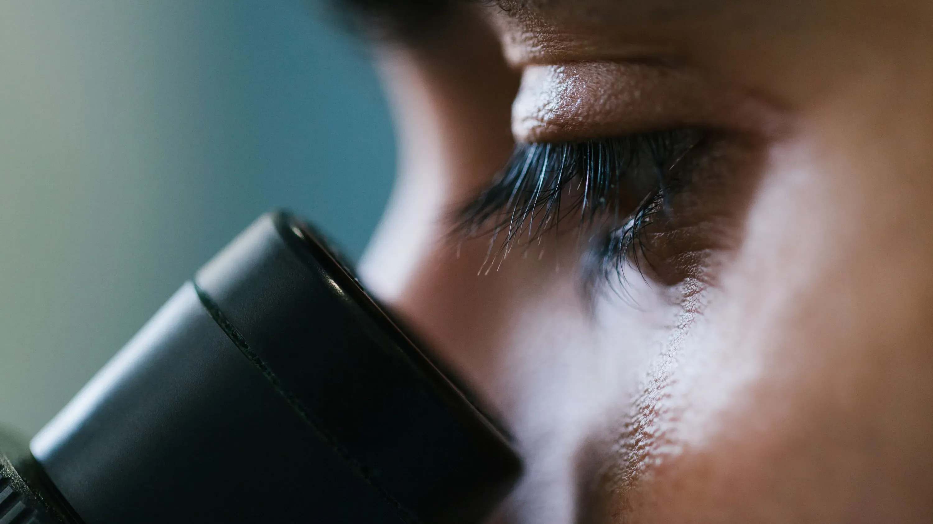 Gros plan sur une personne regardant dans un microscope