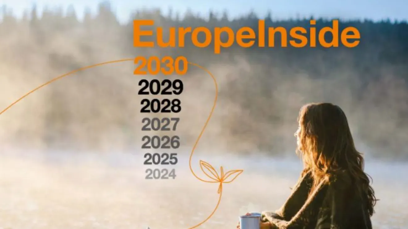 une femme assise au bord de l'eau, illustration EuropeInside Orange 2024-2030