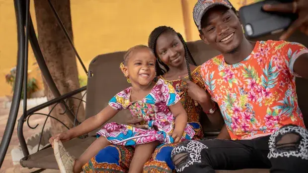 Une jeune famille Africaine fait un selfie