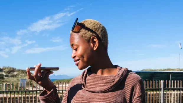 Photo d'une femme qui tient un téléphone