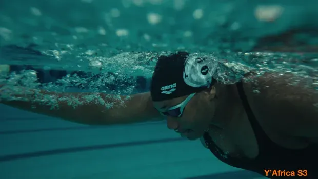 Photo d'une femme en train de faire de la natation 