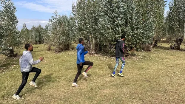Photo de trois sportifs qui courent en Ethiopie dans la nature