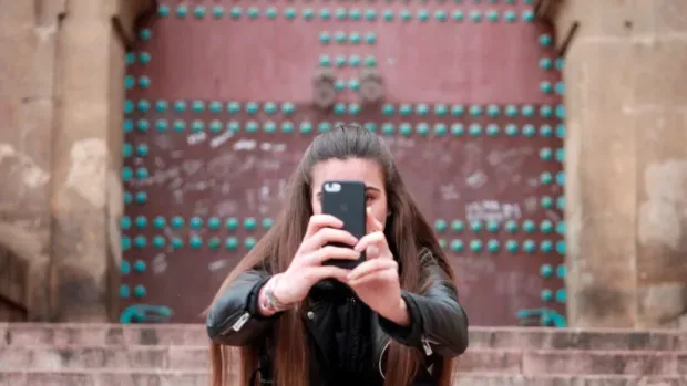 Photo d'une femme prenant en photo quelque chose