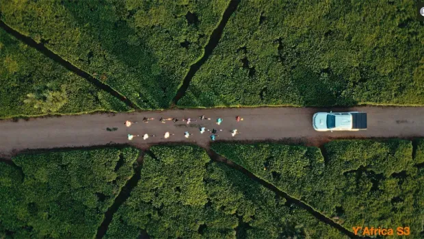 Photo vue de haut de sportifs en train de courir en Afrique