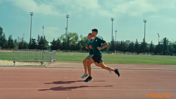 Photo de deux hommes qui court