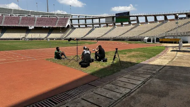 Photo d'une interview d'un homme sur un terrain de course