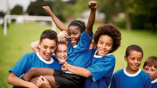 Des enfants célèbrent un but