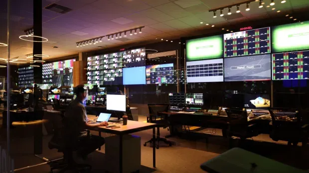 salle avec mur d'écrans TV de contrôle pour Paris 2024