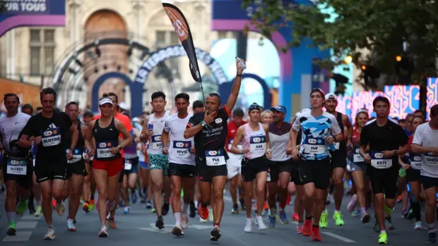 Départ de la course Marathon Pour Tous, une quinzaine de personne en ligne viennent de s'élancer pour la course