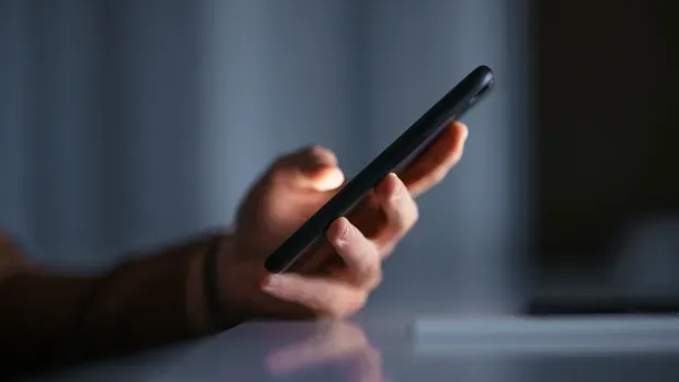 Gros plan sur une main tenant un smartphone