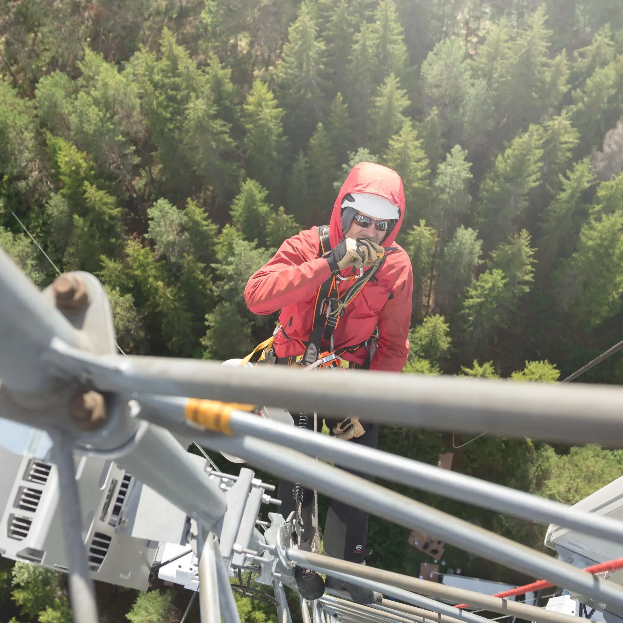 Un agent de terrain en train d'intervenir sur une antenne