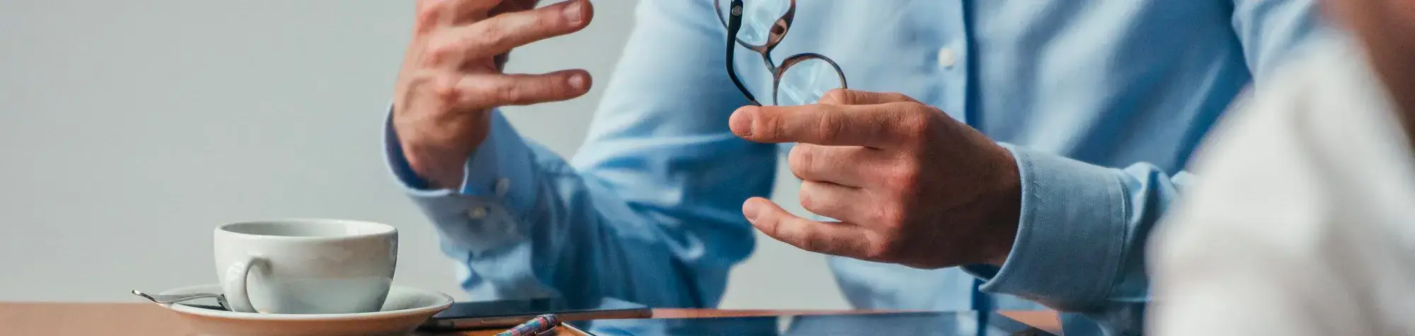 Conseil d'administration mains lunettes café dossiers tablettes