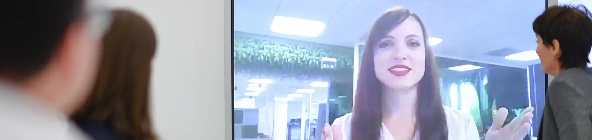 Homme et femme en visioconférence