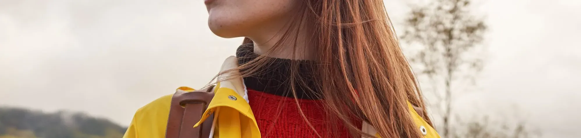 Une femme en pleine nature avec un sac
