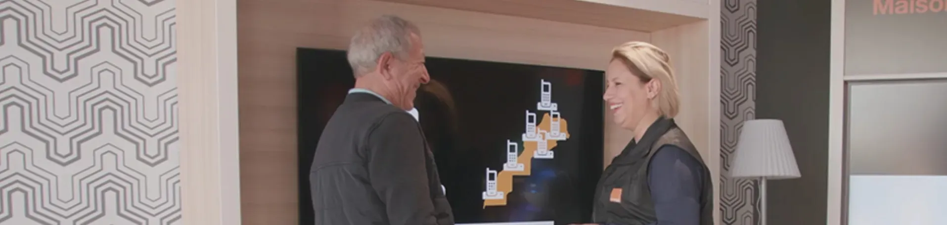 Une conseillère clientèle avec un client