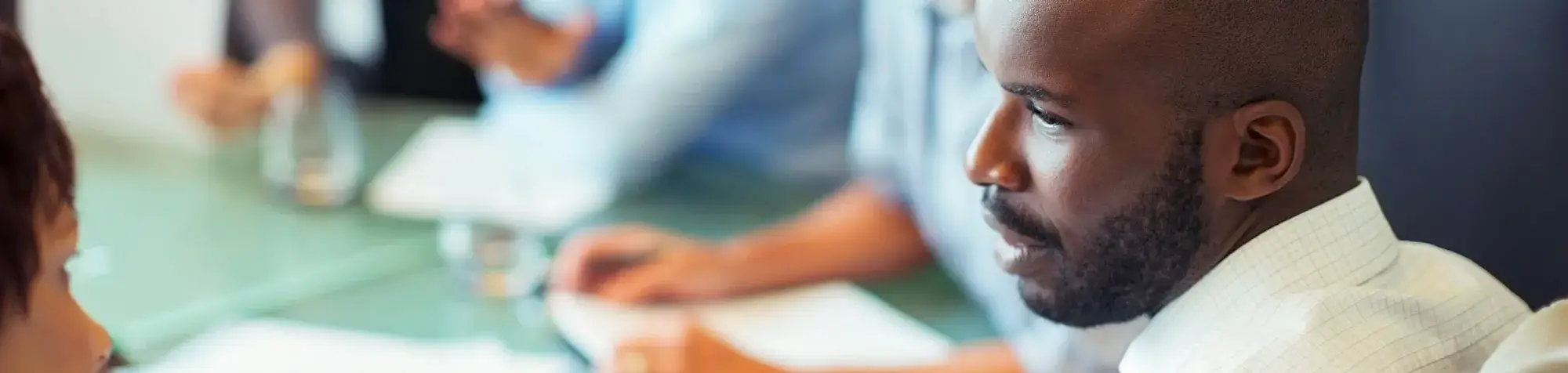 Hommes et femmes en réunion, diversté