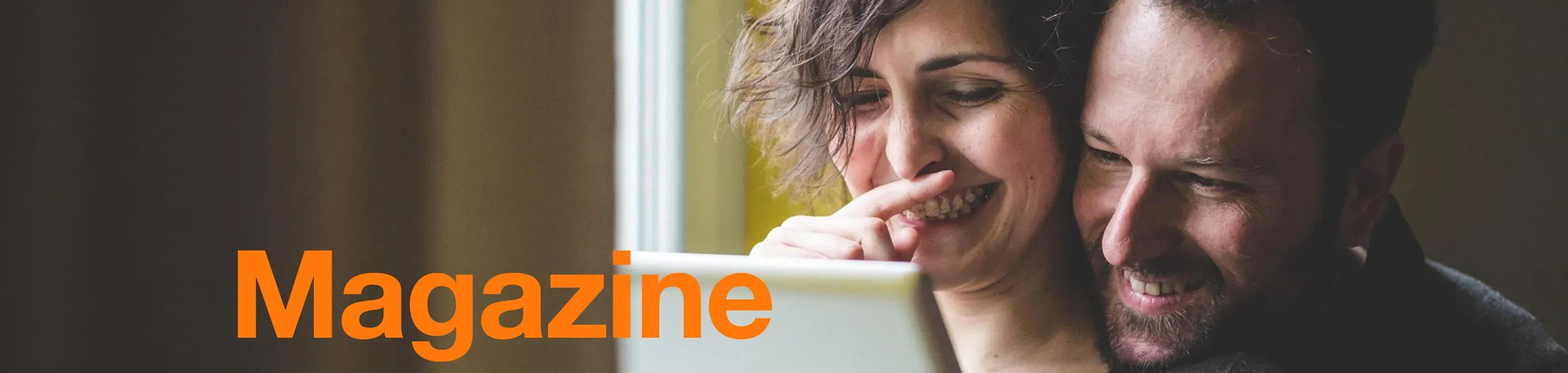 Un couple en visioconférence sur une tablette