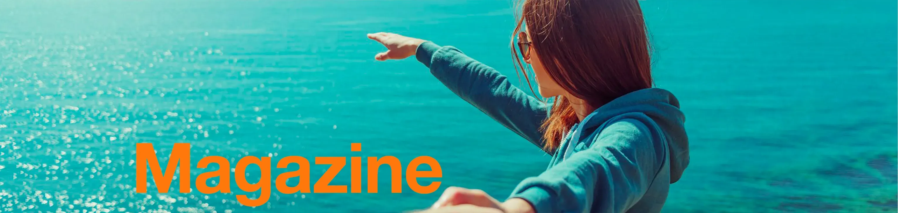 Une femme montre l'horizon sur la mer en tenant la main d'un homme