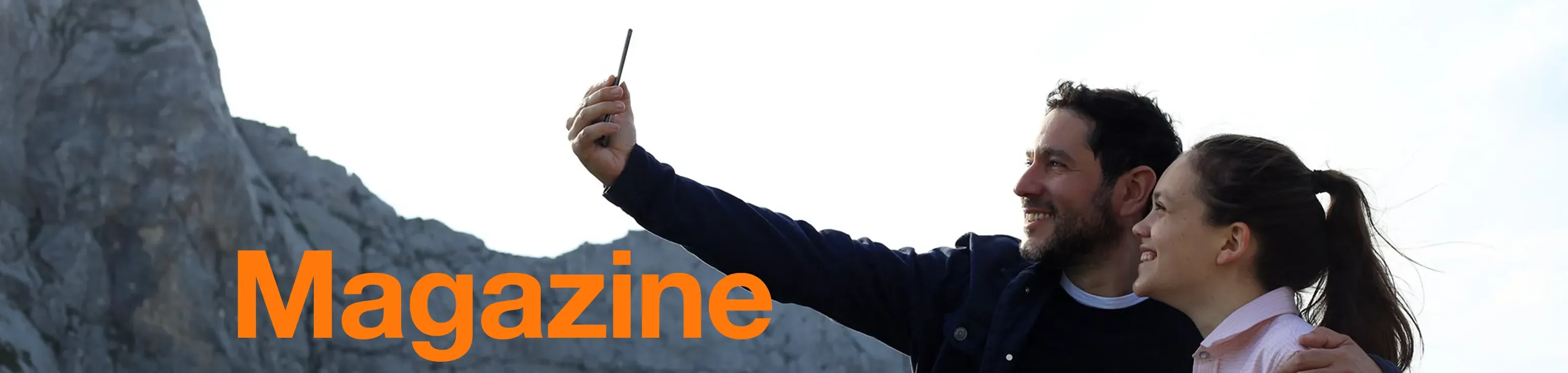 Un père et sa fille font un selfie en montagne