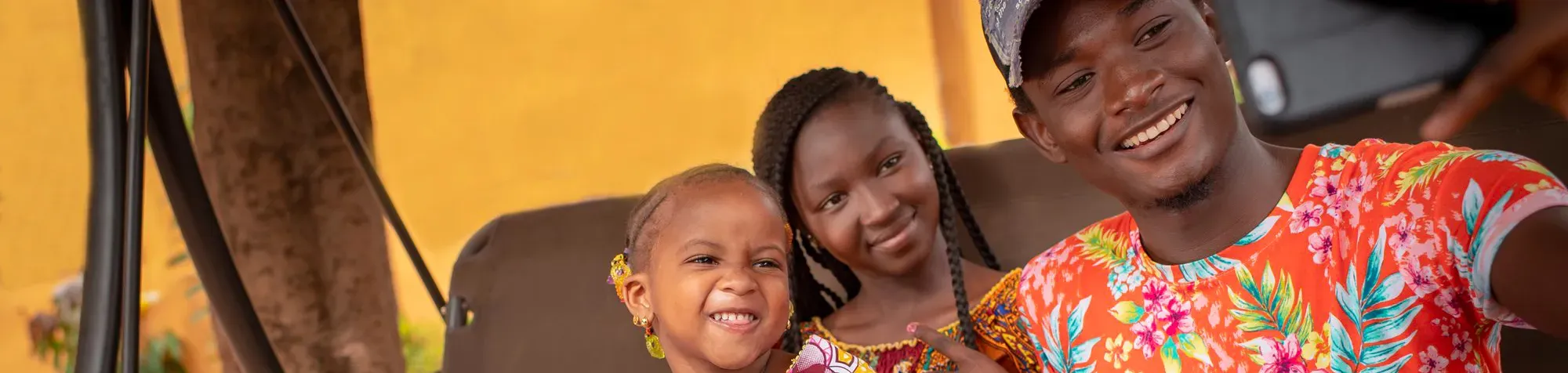 Une jeune famille Africaine fait un selfie